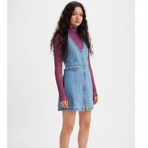 Levi's Women's size medium light wash vintage jeans dress. Worn once. Like new.